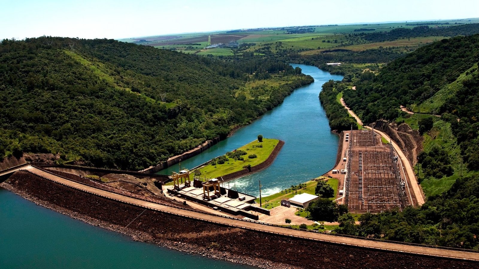 Vista aérea da Represa de Chavantes — região conhecida como Angra Doce