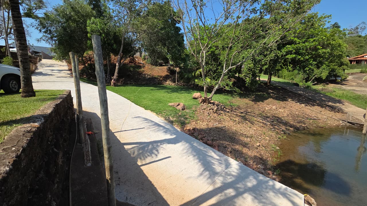 Caminho à Beira do Lago